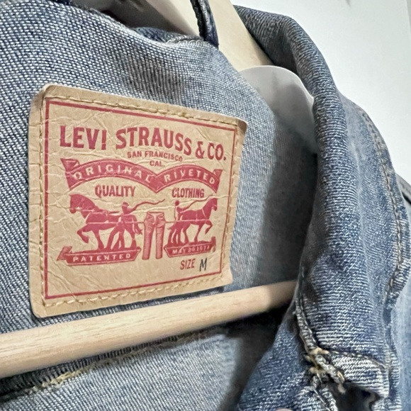 Levi’s Women’s Boyfriend Denim Jacket - Picture 3 of 4